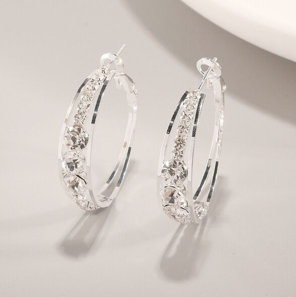 boucles d'oreilles petits anneaux sertis de strass argent
