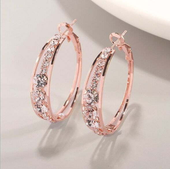 boucles d'oreilles petits anneaux sertis de strass rose