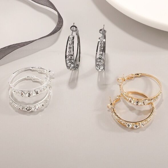 boucles d'oreilles petits anneaux sertis de strass tout