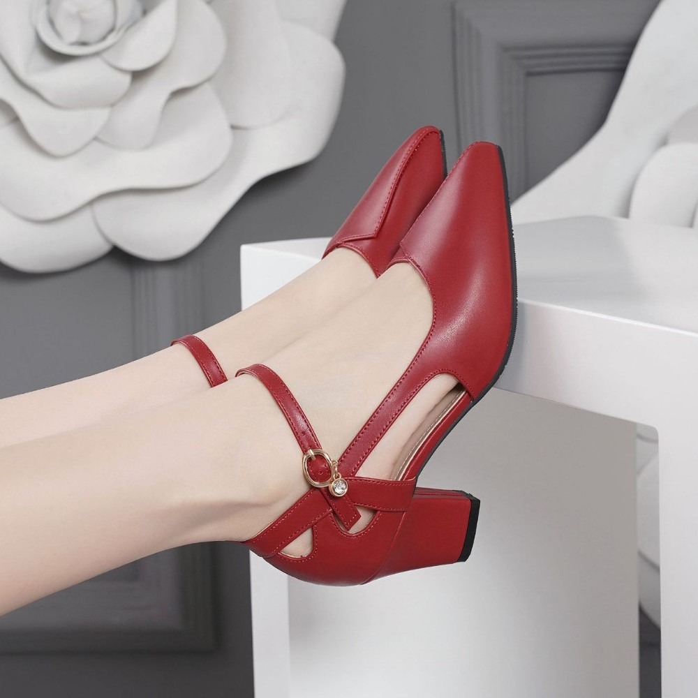 escarpins avec bride et petit talon rouge