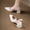 escarpins talon carré bout pointu et bride arrière beige 2