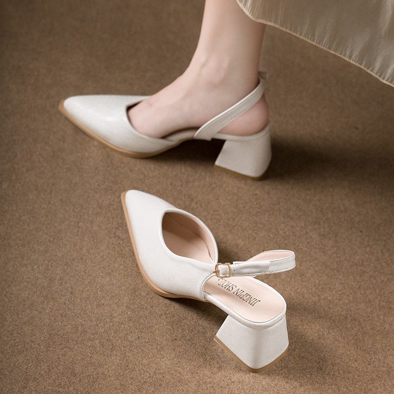 escarpins talon carré bout pointu et bride arrière beige 2
