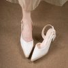 escarpins talon carré bout pointu et bride arrière beige 3