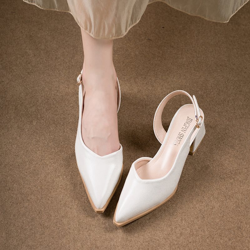 escarpins talon carré bout pointu et bride arrière beige 3