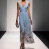 robe de soirée élégante en mousseline sans manches col croisé drapé bleu 2