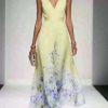 robe de soirée élégante en mousseline sans manches col croisé drapé jaune