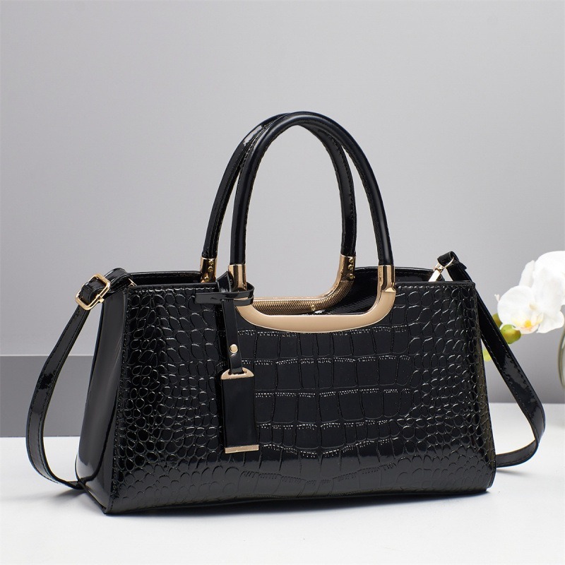 sac à main motif serpent noir