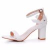 sandales femme à talon carré blanches avec perles et broderie 2
