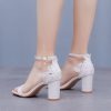 sandales femme à talon carré blanches avec perles et broderie 4