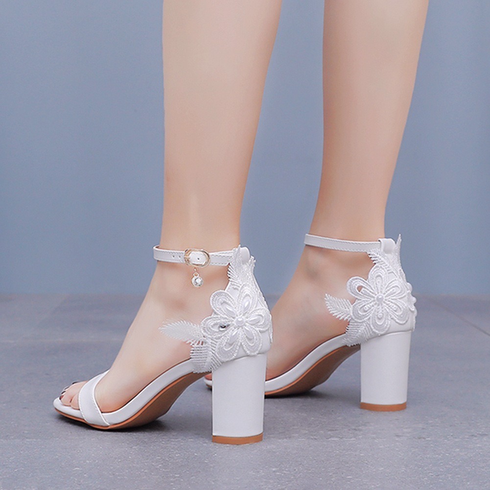 sandales femme à talon carré blanches avec perles et broderie 4