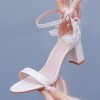 sandales femme à talon carré blanches avec perles et broderie 6