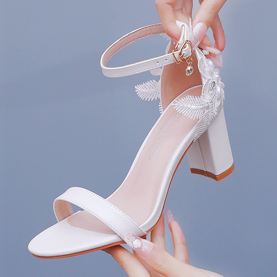 sandales femme à talon carré blanches avec perles et broderie 6