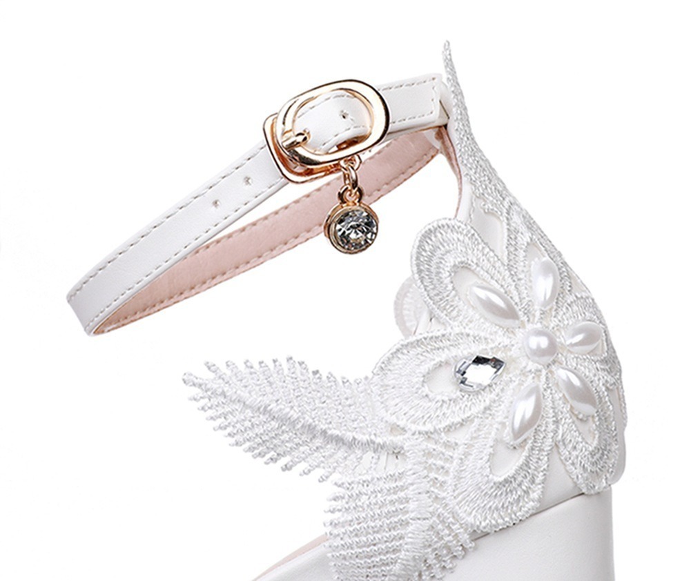 sandales femme à talon carré blanches avec perles et broderie detail